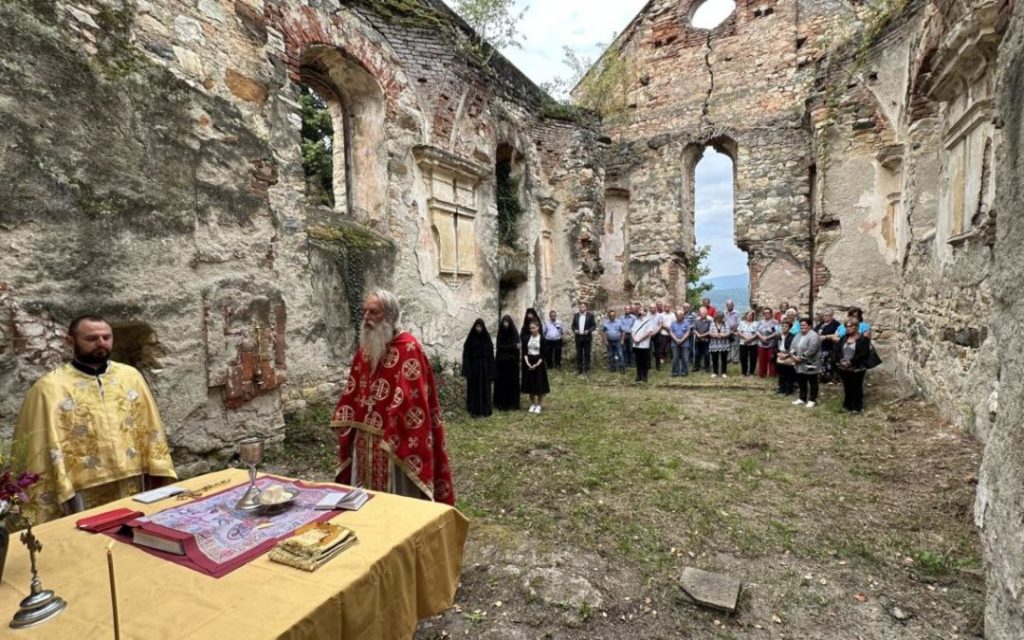 81η επέτειος από την σφαγή στη Σλομπόστινα στο ναό που καταστράφηκε από τους Ουστάσι