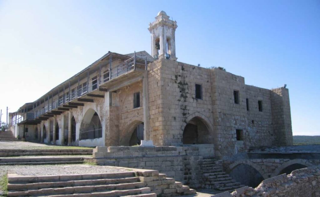 Τουρκοκυπριακό δημοσίευμα αναφέρει ότι σταμάτησαν οι εργασίες για τέμενος στον περίβολο του Αποστόλου Ανδρέα