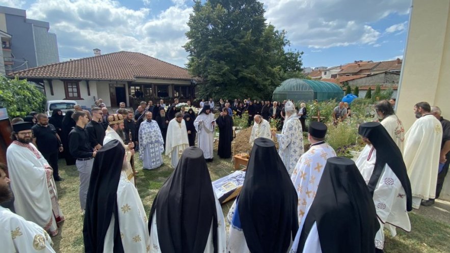 Сахрана мати Теоктисте, игуманије манастира Успења Пресвете Богородице у Ђаковици (ФОТО)