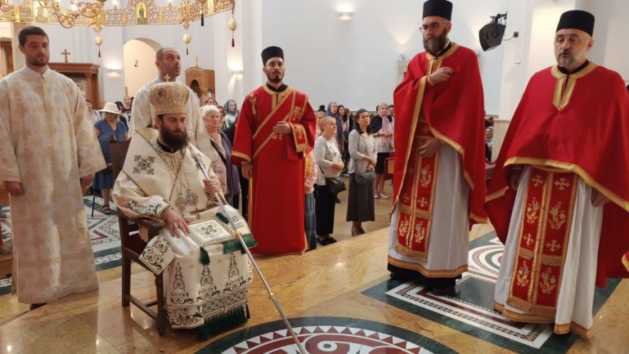 Свето евхаристијско сабрање у цркви Светог Димитрија на Новом Београду – Епископ Петар: Крст је симбол безграничне љубави Божије (ФОТО)