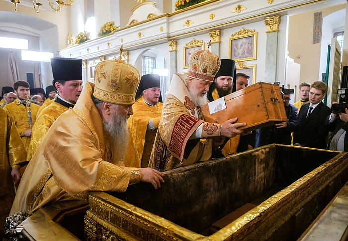 PATRIARCH KIRILL PLACES RELICS OF ST. ALEXANDER NEVSKY IN NEWLY RETURNED SARCOPHAGUS (+VIDEOS)