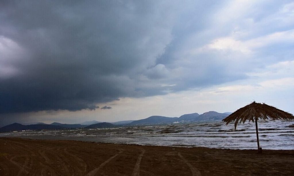 Καιρός: Ισχυρές καταιγίδες φέρνει το φαινόμενο της «ψυχρής λίμνης» – Έκτακτη σύσκεψη