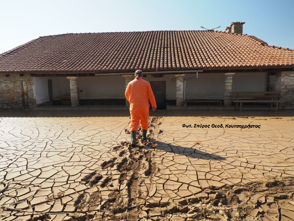 Ιερείς και πιστοί καθαρίζουν τη λάσπη στους Ναούς του Δήμου Παλαμά