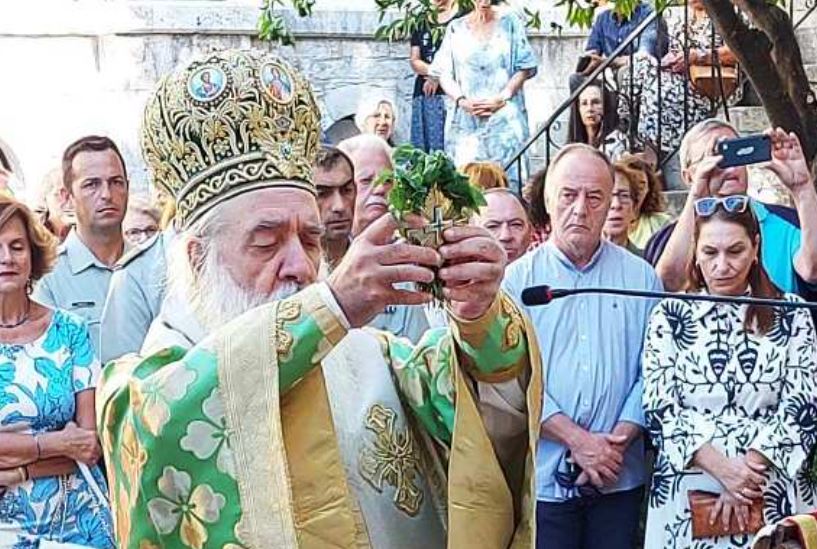 Μονή Μεγάλου Σταυρού Σάμου: Παραμένει “πληγωμένη” από τον σεισμό του 2020 – Υπαίθρια τελέστηκαν οι Ακολουθίες