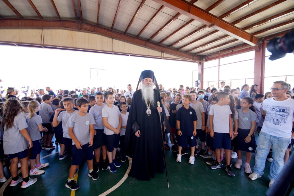 Παρέλαση στα Εκπαιδευτήρια της Ιεράς Μητροπόλεως Πειραιώς για την 28η Οκτωβρίου