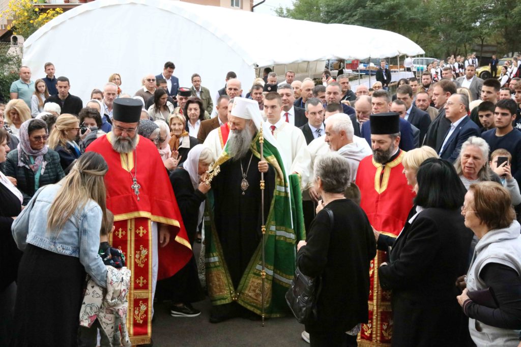 Патријарх Порфирије: У храму Божјем сусрећемо се са Богом, али и међусобно да бисмо били једно у Христу и у вери