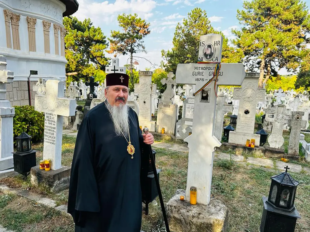 Metropolitan Petru prays for peace at tomb of Bassarabia’s first metropolitan