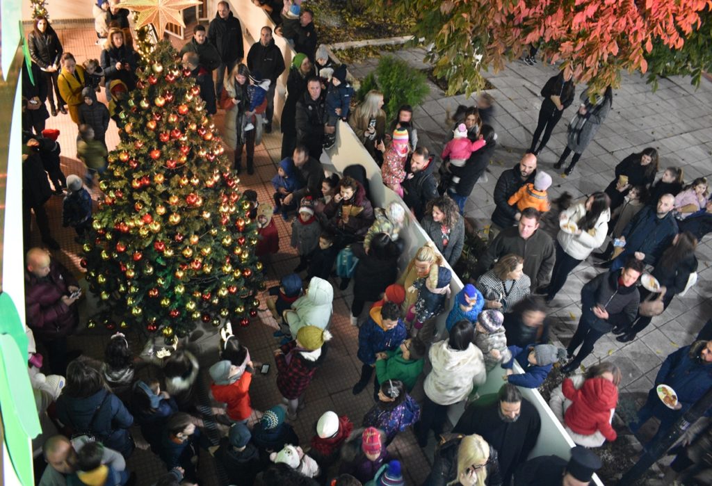 Παιδιά βρεφονηπιακών σταθμών της Ι.Μ. Μαρωνείας και Κομοτηνής φώτισαν το Χριστουγεννιάτικο δέντρο