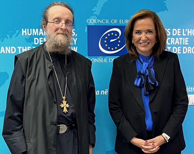 Συνάντηση του Καθηγουμένου της Μονής Βίσοκι Ντέτσανι με τη Ντόρα Μπακογιάννη στο Κοσσυφοπέδιο