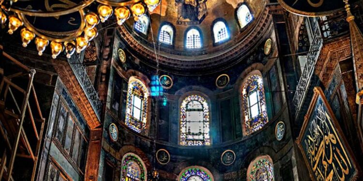 Hagia Sophia: Fragments fall from dome next to visitors (VIDEO)