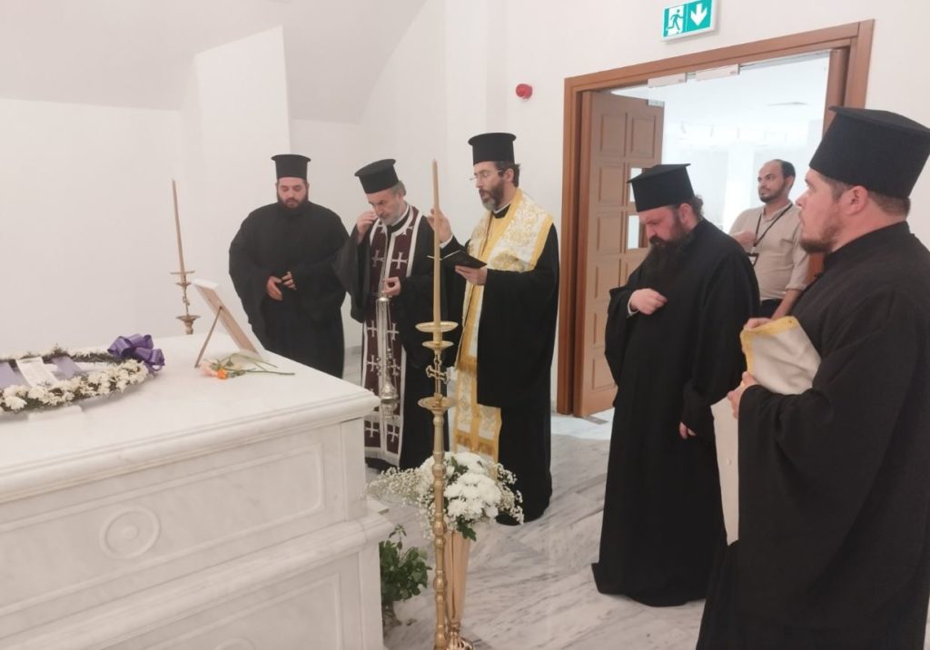 Τρισάγιο στον τάφο του μακαριστού Αρχιεπισκόπου Κύπρου Χρυσοστόμου Β΄ από τον Μητροπολίτη Σαράντα Εκκλησιών
