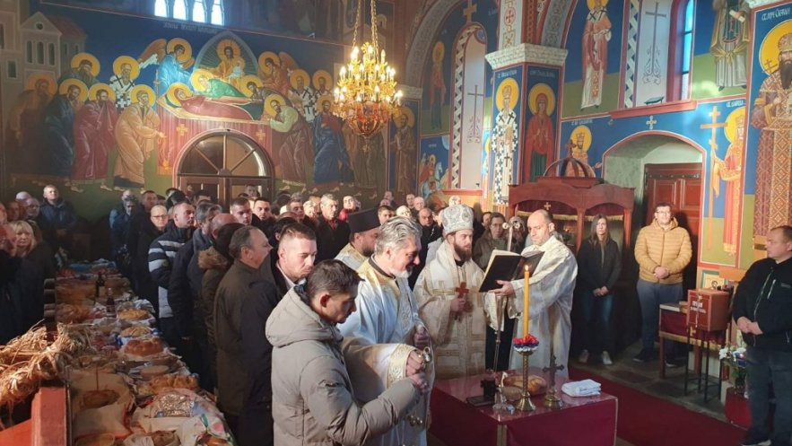 Торжествено евхаристијско сабрање у цркви Светог Николе у Остружници – Богослужио Епископ Петар (ФОТО)