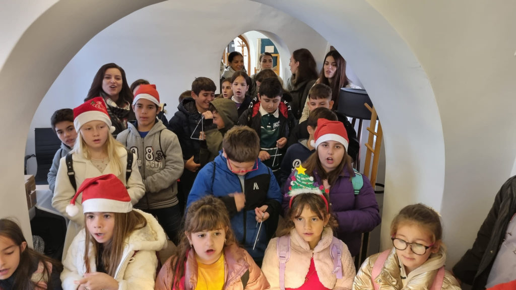 Παιδιά Δημοτικού τραγούδησαν Χριστουγεννιάτικα κάλαντα στα Γραφεία της Ιεράς Μητρόπολης Ύδρας