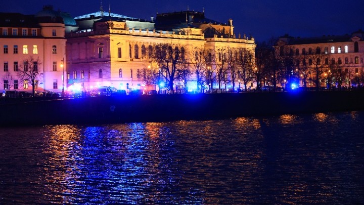 Ένοπλη επίθεση στην Πράγα: Έλληνας καθηγητής και Ελληνίδα φοιτήτρια περιγράφουν τις στιγμές πανικού 