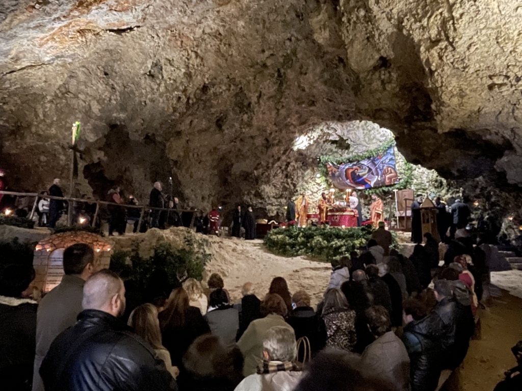 Χριστουγεννιάτικη Νυκτερινή Θεία Λειτουργία στο σπήλαιο της Μαραθοκεφάλας