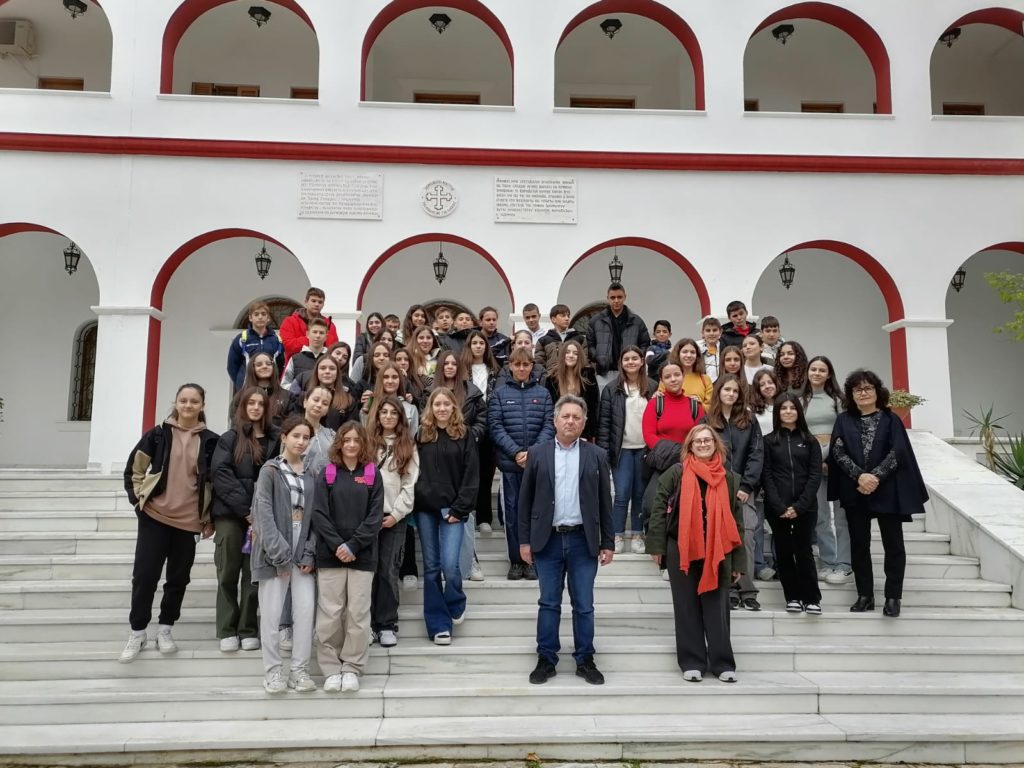 100 μαθητές και μαθήτριες από το 1ο Γυμνάσιο Μάνδρας στο Διορθόδοξο Κέντρο