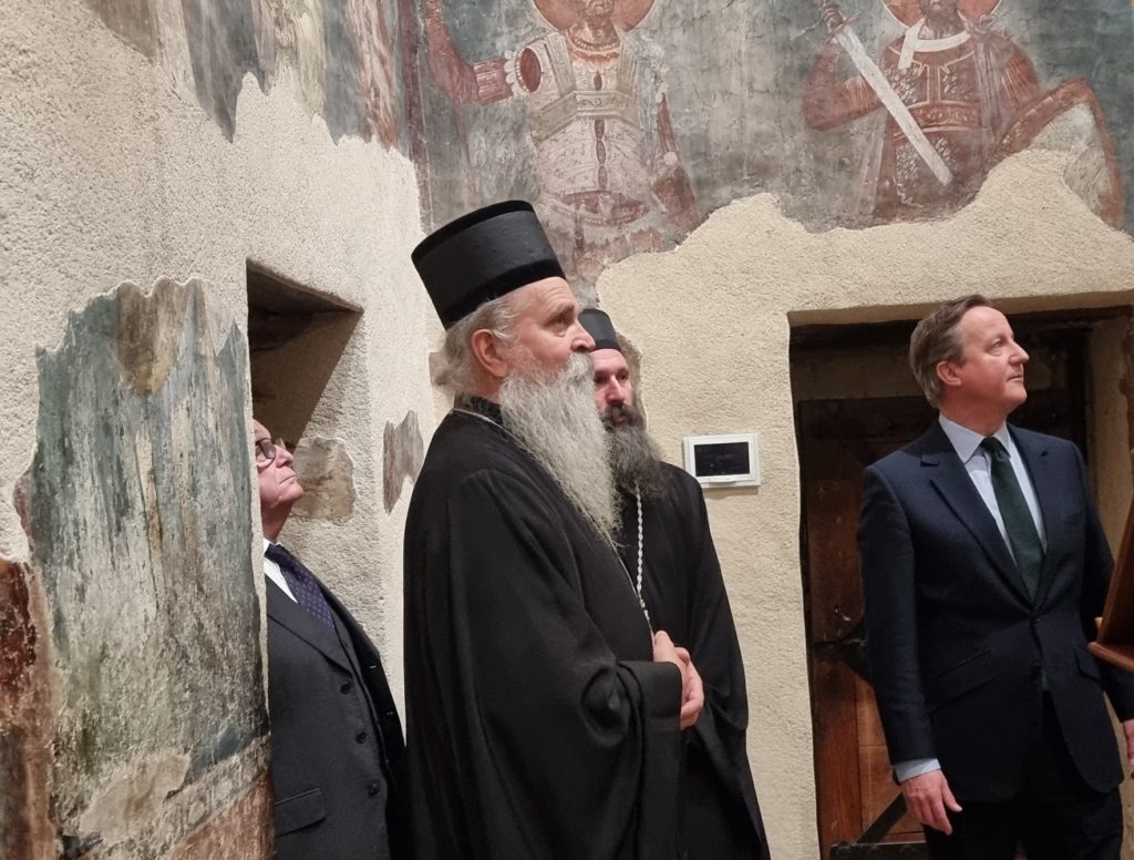 Υψυλόβαθμοι εκπρόσωποι της βρετανικής κυβέρνησης στην Ιερά Μονή Γκρατσάνιτσα