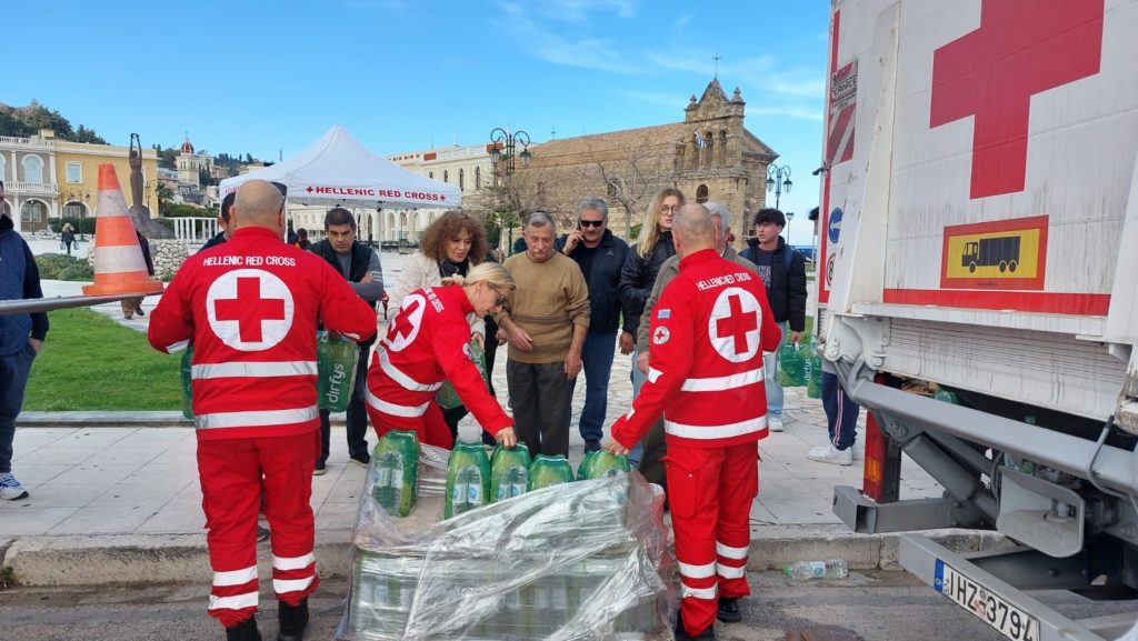 Ο Ελληνικός Ερυθρός Σταυρός διένειμε 10.000 εμφιαλωμένα μπουκάλια νερό στους πολίτες της Ζακύνθου