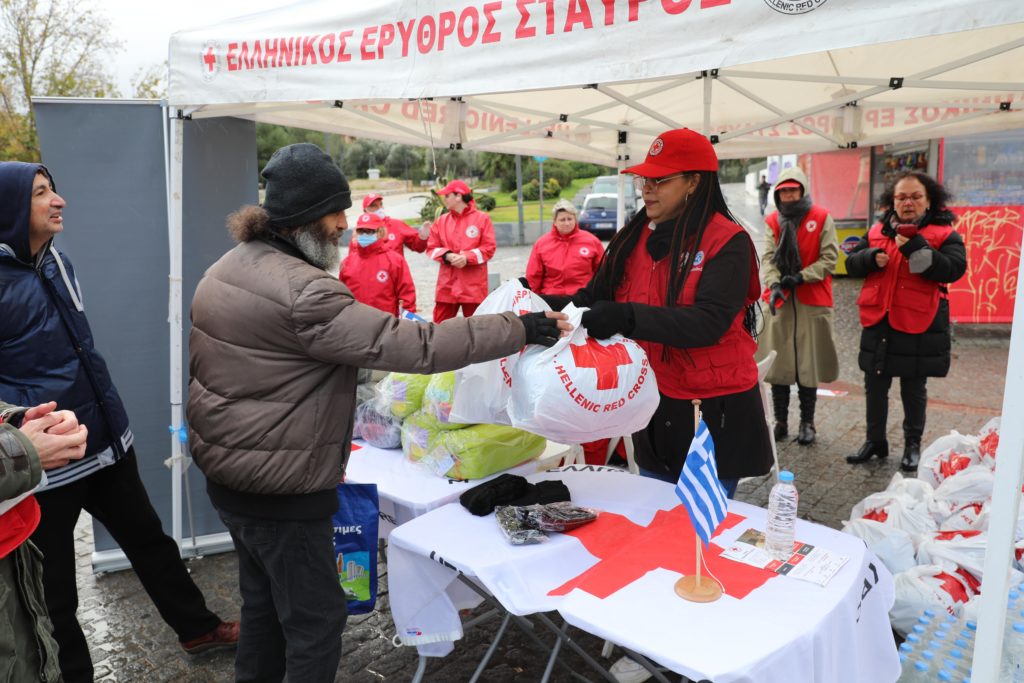 Ο Ελληνικός Ερυθρός Σταυρός ενίσχυσε 180 άστεγους με έκτακτη δράση στο κέντρο της Αθήνας