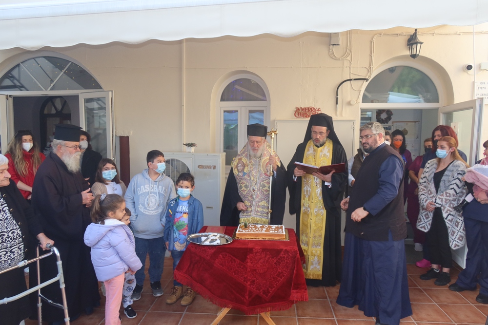 Ευλογία της Αγιοβασιλειόπιττας στον Οίκο Ευγηρίας της Ιεράς Μητρόπολης Σύρου