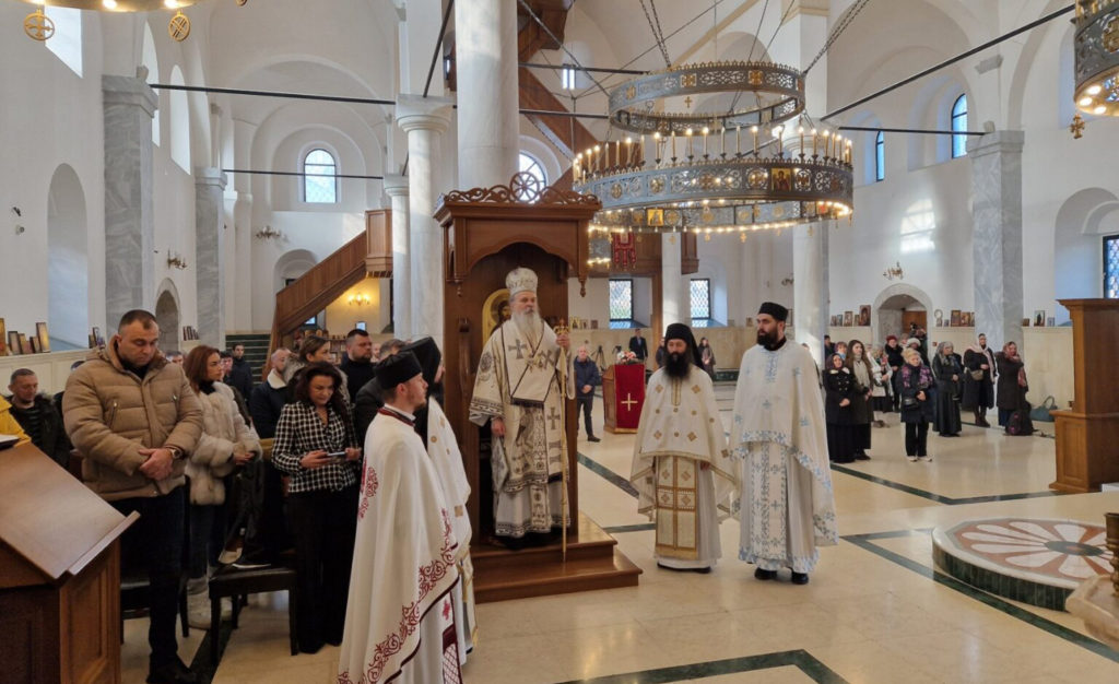 Владика Теодосије: Покажимо да смо достојни пута Христовог и пута Светог Саве