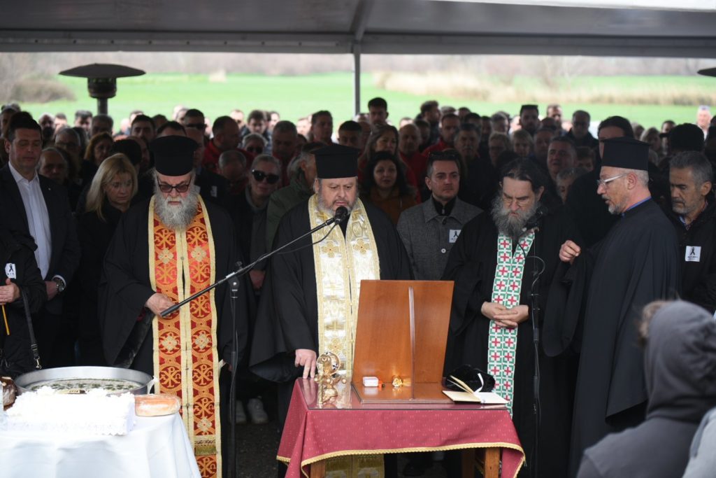 Τρισάγιο στα Τέμπη – «Λύγισε» ο ιερέας διαβάζοντας τα ονόματα των θυμάτων