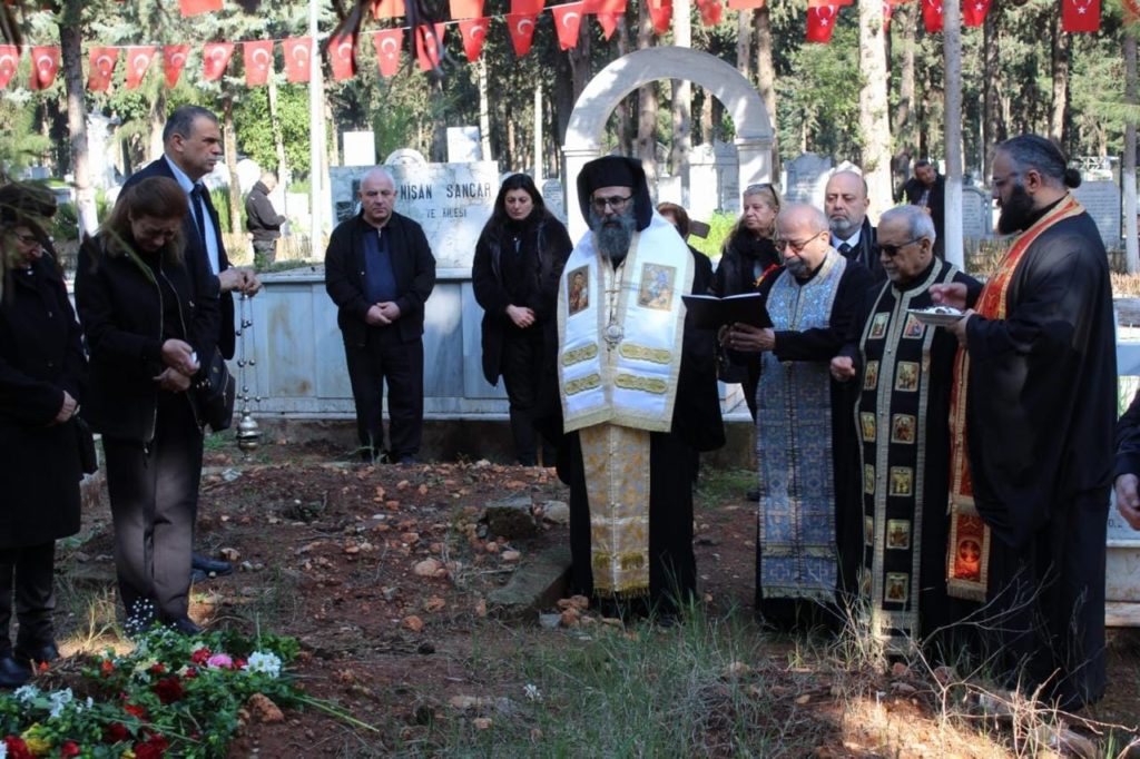 Ο Επίσκοπος Ιεραπόλεως κοντά στα θύματα από τον περσινό φονικό σεισμό στην Τουρκία