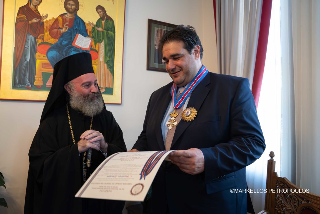 Παρασημοφόρηση του Αναπληρωτή Υπουργού Εσωτερικών της Ελλάδος από τον Αρχιεπίσκοπο Αυστραλίας