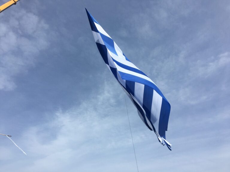 Ηράκλειο: Ελληνική σημαία 1,5 στρέμμα υψώθηκε στο λιμάνι του Ηρακλείου