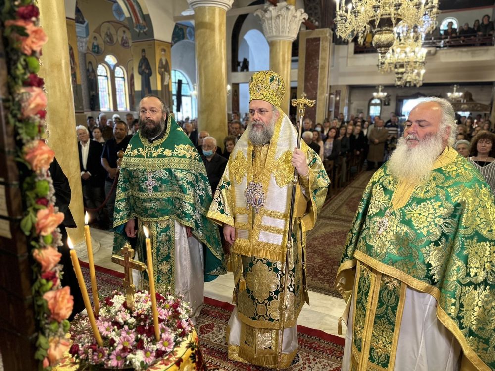 Η Κυριακή της Σταυροπροσκυνήσεως στον Ιερό Ναό Αγίων Κωνσταντίνου και Ελένης Τρικάλων