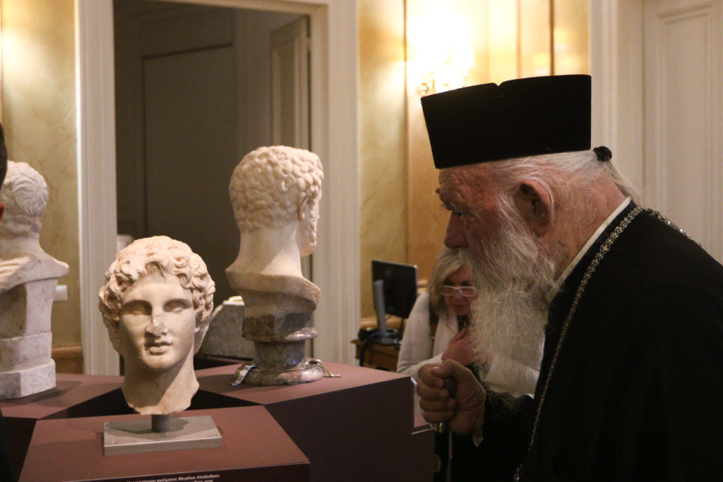 Ο Αρχιεπίσκοπος Ιερώνυμος στο Μουσείο Κυκλαδικής Τέχνης για την Έκθεση «Χαιρώνεια»
