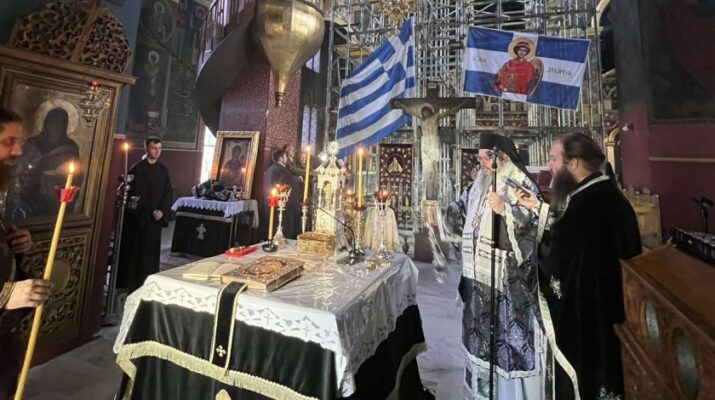 Προηγιασμένη Θεία Λειτουργία στον τραυματισμένο από τον σεισμό ναό του Αγίου Γεωργίου Τυρνάβου