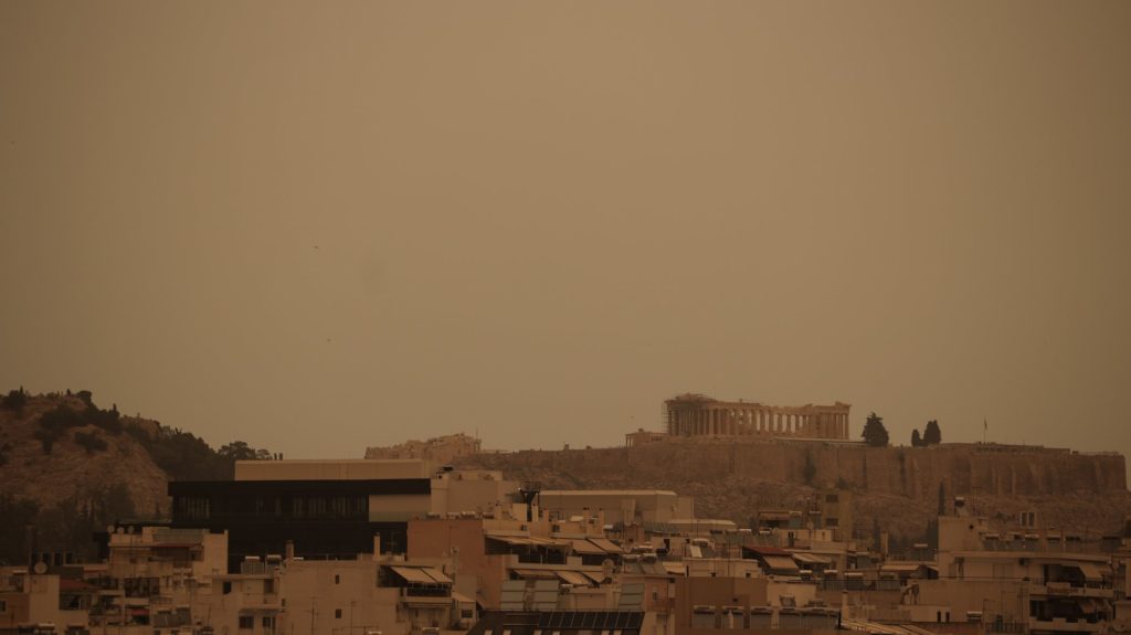 Αφρικανική σκόνη συνεχίζει να “πνίγει” περιοχές της χώρας – Προσοχή συστήνουν οι πνευμονολόγοι