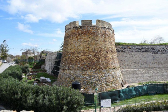 Τα έργα στερέωσης και αποκατάστασης του Κάστρου της Χίου