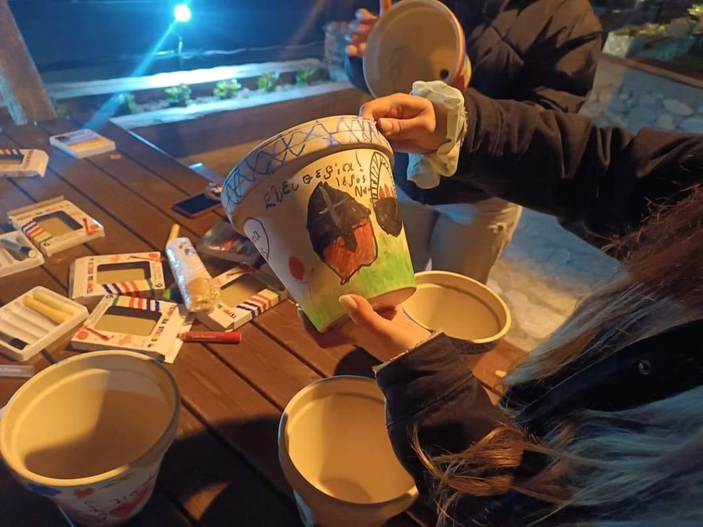 Παιδιά ζωγραφίζουν στάμνες για την Ανάσταση στην Αγία Παρασκευή Σιδηροκάστρου