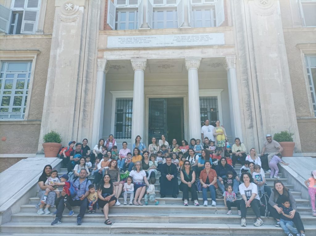 The kindergartens of Constantinople visit the Theological School of Halk