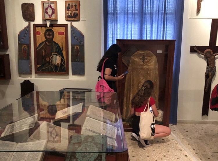 Επίσκεψη μαθητών του Α’ Πειραματικού Γυμνασίου Σύρου στο Εκκλησιαστικό και το Ψηφιακό Μουσείο της Ιεράς Μητρόπολης στη Σύρο
