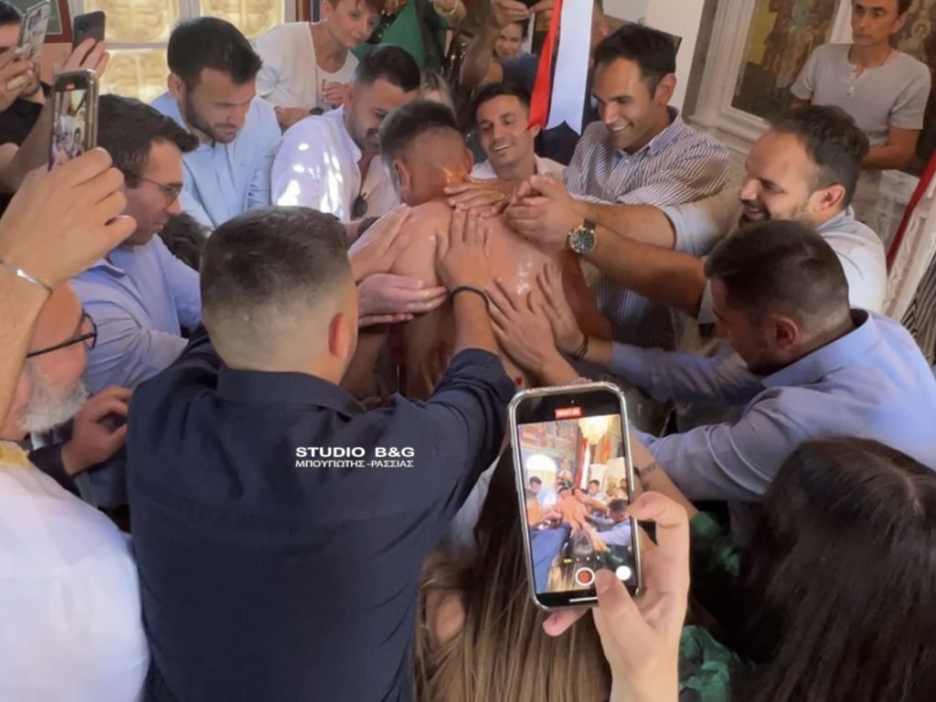 Αργολίδα: Βάπτιση με 13 αναδόχους στον Ιερό Ναό Αγίου Νεκταρίου στα Λευκάκια Ναυπλίου