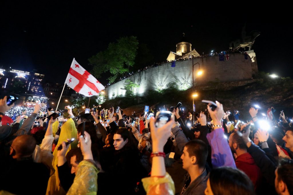 Χιλιάδες διαδηλωτές στους δρόμους της Γεωργίας – Ψηφίστηκε το νομοσχέδιο περί «ξένων πρακτόρων»