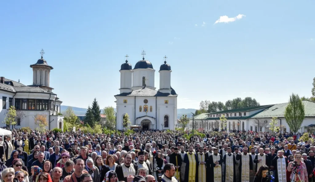 Arhiepiscopia Râmnicului serbează aducerea în Oltenia a moaștelor Sf. Calinic de la Cernica