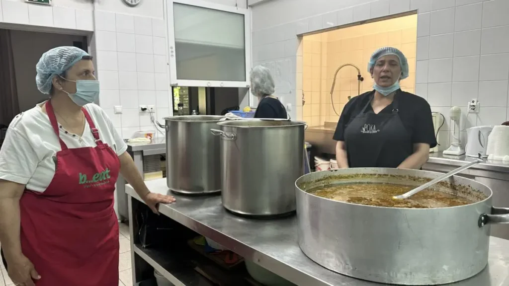 Διανομή χιλιάδων δωρεάν γευμάτων από την Ιερά Μητρόπολη Νεαπόλεως και Σταυρουπόλεως