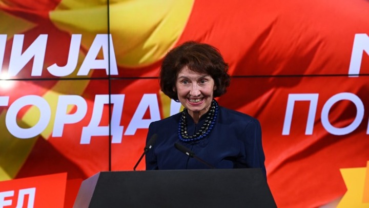 Σκόπια: Η νέα πρόεδρος αποκάλεσε τη χώρα “Μακεδονία” στην ορκωμοσία της – Αποχώρησε η πρέσβης της Ελλάδας – Άμεση απάντηση από ΥΠΕΞ και ΕΕ