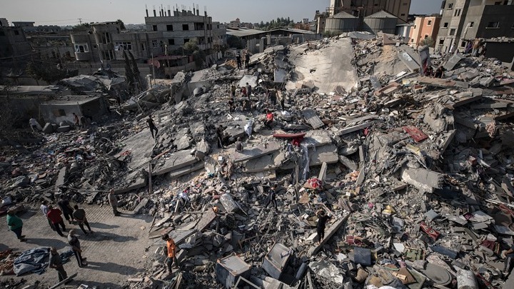 «Σφαγή» εκτοπισμένων στη Ράφα καταγγέλλουν οι Παλαιστίνιοι – Ισραήλ: Έγινε πλήγμα σε συγκρότημα όπου δρούσαν «σημαντικοί τρομοκράτες»