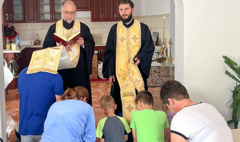 Ρουμανία: Μια οικογένεια με δύο παιδιά υιοθέτησε δύο ορφανά  – Η τοπική εκκλησία επέκτεινε το σπίτι τους