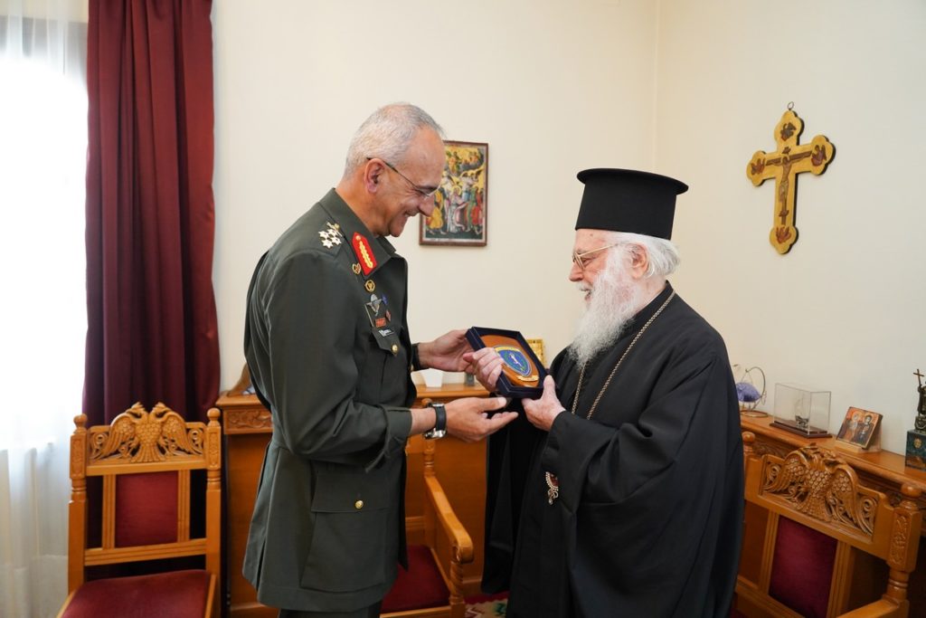 Συνάντηση Αρχιεπισκόπου Αλβανίας με τον Αρχηγό ΓΕΕΘΑ
