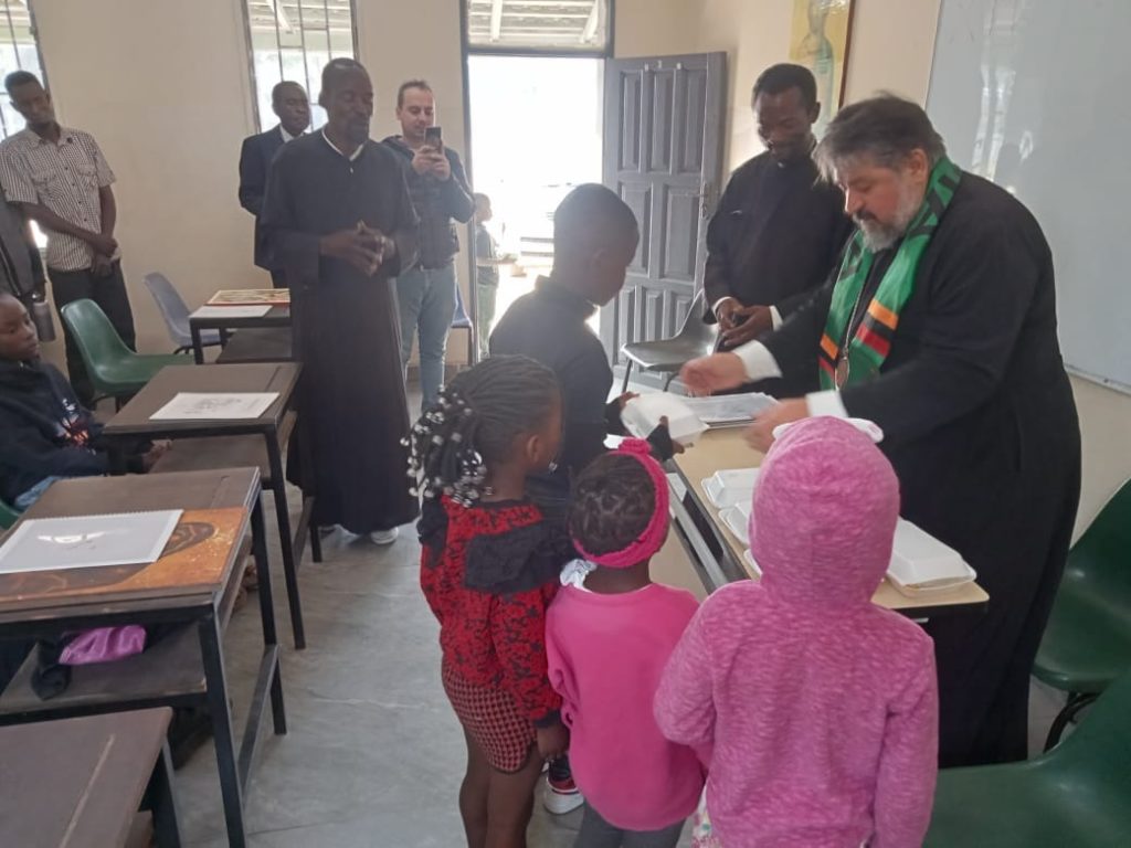 Παιδιά μαθαίνουν Ελληνικά στο σχολείο της Ιεράς Μητρόπολεως Ζάμπιας στη Λουσάκα