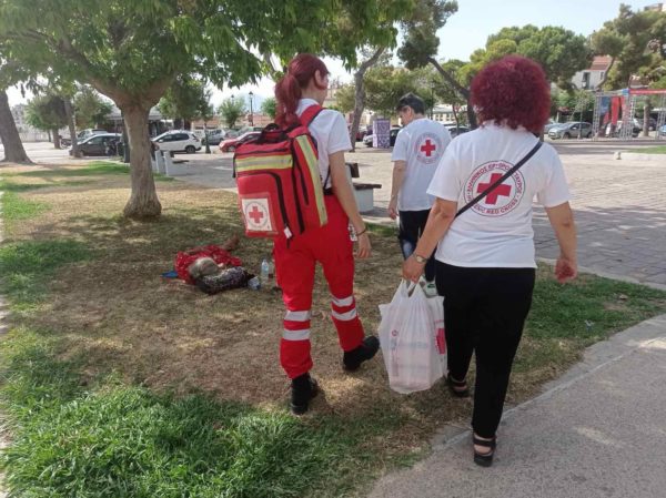 Ο Ελληνικός Ερυθρός Σταυρός ενίσχυσε τους άστεγους σε Πειραιά, Θεσσαλονίκη και Πάτρα ενόψει καύσωνα