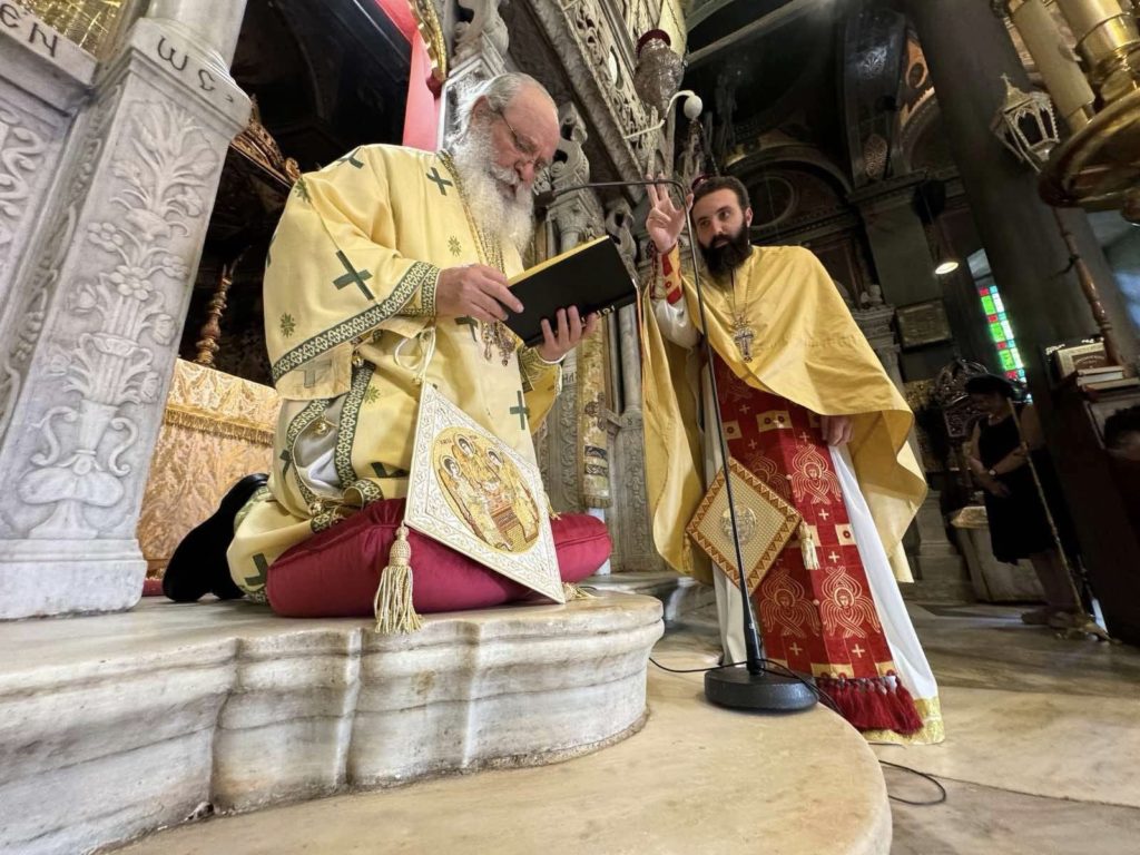 Εσπερινός της Γονυκλισίας και προσκύνημα της Τιμίας Χείρας του Αγίου Νεκταρίου στον Ιερό Καθεδρικό Ναό Ύδρας
