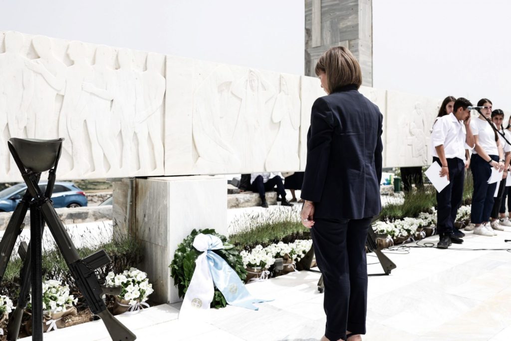 Ημέρα μνήμης στο Δίστομο για την 80η επέτειο της Σφαγής από τα ναζιστικά στρατεύματα κατοχής – Μηνύματα από Σακελλαροπούλου και Δένδια
