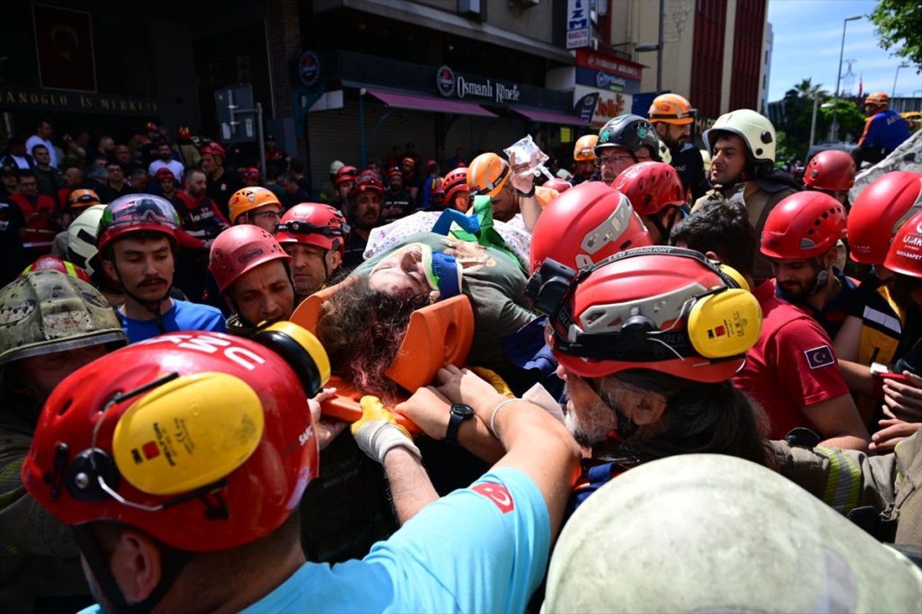 Ενας νεκρός από την κατάρρευση κτιρίου στην Κωνσταντινούπολη
